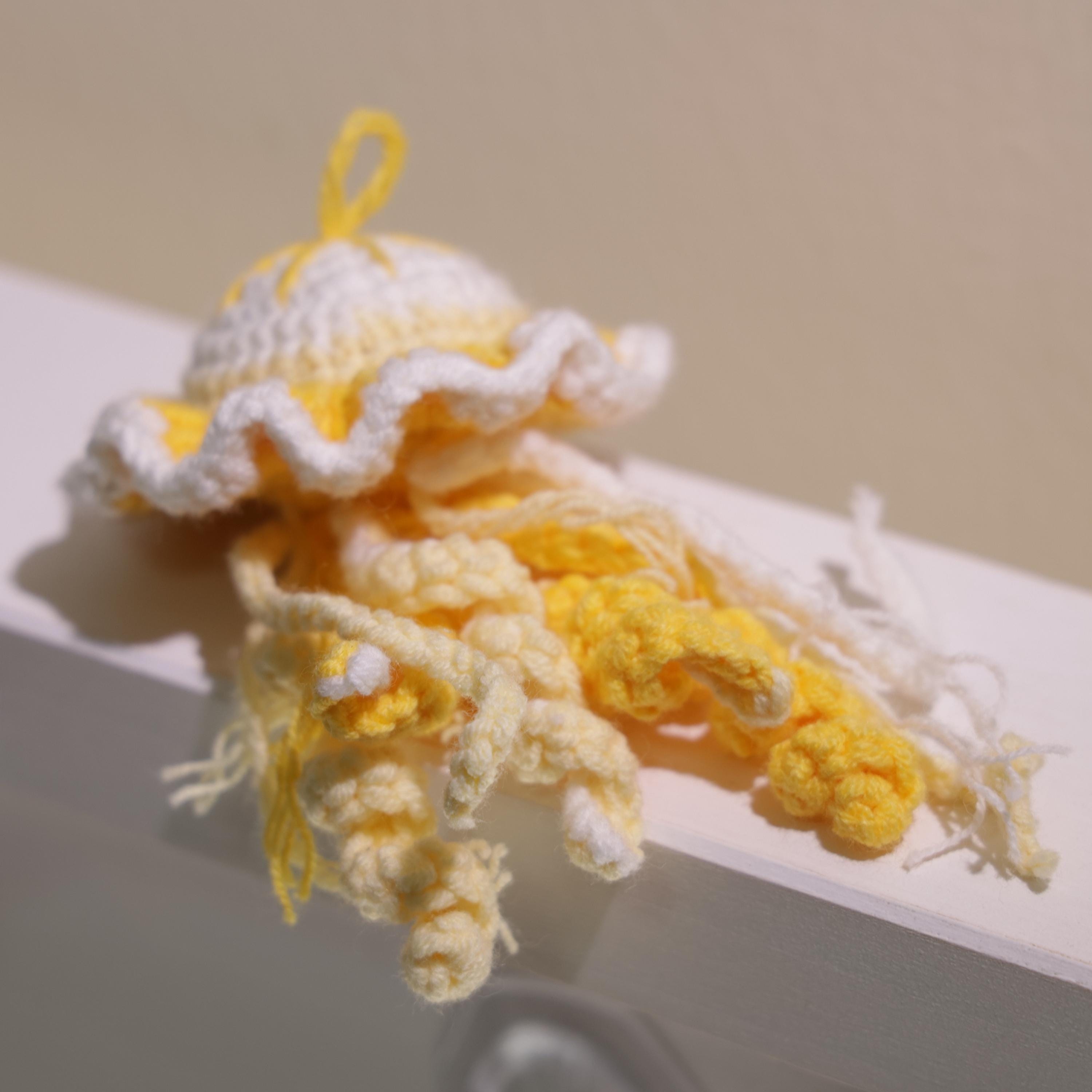 手作りかぎ針編みのクラゲキーホルダー：あみぐるみぬいぐるみバッグ