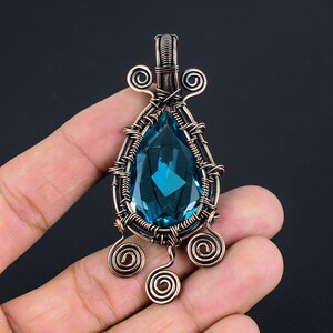 Colgante de topacio azul envuelto en alambre de cobre - Joyería de piedras preciosas hecha a mano de cobre