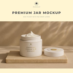 Op de afbeelding: Een witte crème pot mockup met een gouden label, gevuld met witte crème, en het deksel ernaast. De tekst "PREMIUM CREAM JAR MOCKUP" staat op het label. De pot staat op een beige rechthoekig oppervlak.