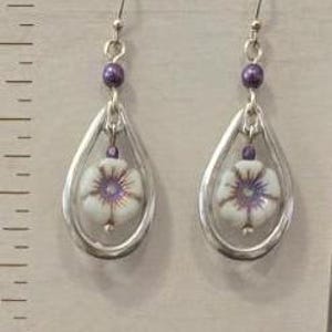 Può includere: Orecchini pendenti in argento con un ciondolo a forma di fiore bianco e perline viola. Gli orecchini sono su una carta bianca con il testo "Fox Haven & Traditional Treasures".