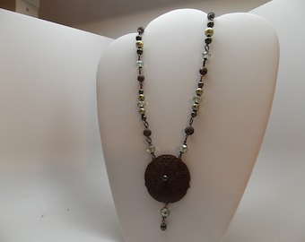 Conjunto de colar e brincos com pingente floral verde-oliva em latão com relevo, corrente de latão e cristais austríacos.