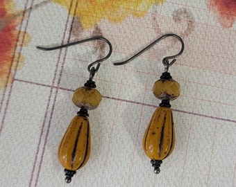 Boucles d'oreilles automne-printemps * Larme couleur courge * Fils d'oreille hypoallergéniques en niobium