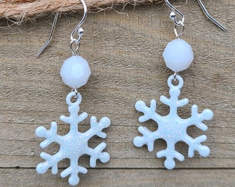 Fiocco di neve * Smaltato bianco * Perline Swarovski bianche * Fili per orecchie in argento sterling