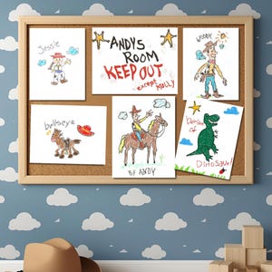 Puede incluir: Un corcho muestra dibujos infantiles de personajes de Toy Story, incluyendo a Jessie, Woody, Bullseye y un dinosaurio. El tablero también muestra el texto "ANDY'S ROOM KEEP OUT except MOLLY."