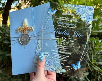 Invitación de quinceañera en acrílico transparente: diseño floral de mariposa azul