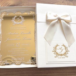 Trouwuitnodiging met gouden spiegel, ivoren doos, goudfolieprint en strik afbeelding 1