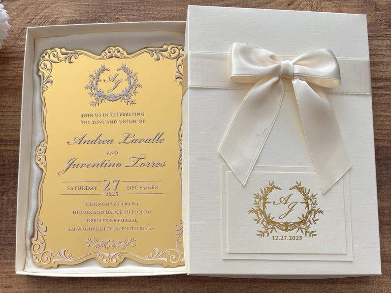 Trouwuitnodiging met gouden spiegel, ivoren doos, goudfolieprint en strik afbeelding 2