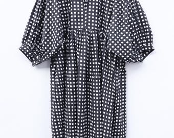 Vestido de algodón con estampado de cuadros vichy en blanco y negro, escote pronunciado y tirantes finos.