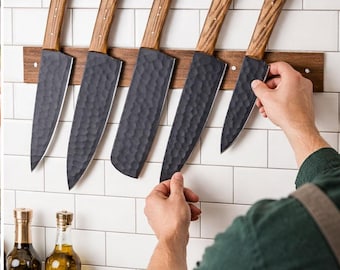 Set di 5 coltelli da chef con rivestimento a polvere, in acciaio ad alto tenore di carbonio, con manico in legno di frassino.