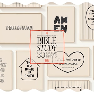 Op de afbeelding: Een verzameling ingelijste kunstafdrukken met inspirerende citaten en religieuze thema's. De afdrukken bevatten zinnen als "Hallelujah", "Amen" en "Laat alles wat je doet in liefde gebeuren". Het kleurenpalet is neutraal, met zwarte tekst op een crèmekleurige achtergrond.