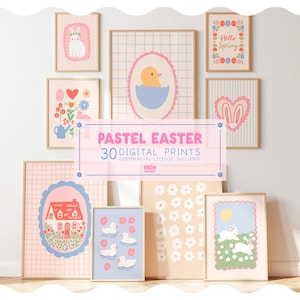 Op de afbeelding: Een verzameling ingelijste pastelkleurige digitale prints met Pasen als thema. De prints tonen illustraties van konijntjes, kuikens, bloemen en huizen. De tekst op de afbeelding luidt "Pastel Easter 30 Digital Prints Commercial License Included."