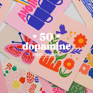 Op de afbeelding: Een verzameling kleurrijke digitale prints met diverse ontwerpen en tekst. De prints tonen illustraties van vlinders, bloemen en abstracte vormen. Sommige prints hebben de tekst "ANOTHER?", "50 dopamine" en "SEE YA LATER".