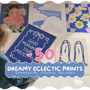 Pode incluir: Uma coleção de cinco impressões de arte retangulares com diversas ilustrações, incluindo uma pessoa com flores, nuvens com o texto 'BUSY DILLY DALLYING', um padrão de margaridas, uma impressão azul com 'GOOD MORNING YOUR MAJESTY!' e um desenho de linha de sapatos.