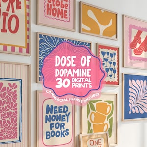 Puede incluir: Una colección de impresiones artísticas enmarcadas con varios diseños y textos, incluyendo "Feels good to be HOME" y "Need money for books". Las impresiones son en rosa, azul, amarillo y naranja, con un gráfico "Dose of Dopamine". Licencia comercial incluida.