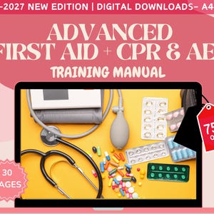 Peut inclure: Un manuel de formation numérique intitulé 2026-2027 NEW EDITION ADVANCED FIRST AID + CPR & AED TRAINING MANUAL au format A4. L'image montre un écran d'ordinateur portable noir affichant un stéthoscope, un tensiomètre et diverses pilules colorées.