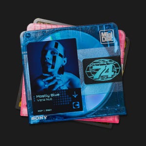 Może przedstawiać: Stos półprzezroczystych płyt MiniDisc, z których górna jednostka ma niebieską obudowę i etykietę z napisem Mostly Blue, Vera Null, POP | 2021 oraz grafiką z liczbą 74. Logo Sony jest nadrukowane w lewym dolnym rogu obudowy.