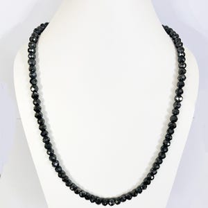 Collana con perle sfaccettate rotonde da 5 mm di diamanti neri, grande lucentezza e qualità certificata AAA! Collana con perle, regalo di compleanno.