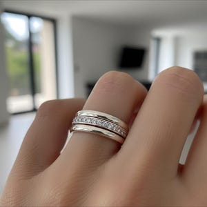 ダブルバンドシルバーリング - ミニマルなスターリングシルバーステートメントリング - シンプルな2層バンド、モダンな重ね付けリング、彼女へのギフト
