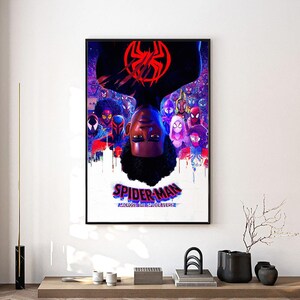 Może przedstawiać: Oprawiony plakat z filmu Spider-Man: Across the Spider-Verse. Plakat, w czarnej ramie, prezentuje kolorowy design z logo Spider-Mana i tytułem filmu. Gł&oacute;wny bohater jest przedstawiony do g&oacute;ry nogami.