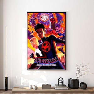 Może przedstawiać: Oprawiony plakat filmowy Spider-Man: Across the Spider-Verse. Grafika przedstawia Milesa Moralesa w czarno-czerwonym kostiumie Spider-Mana, z Gwen Stacy i innymi postaciami w tle. Plakat ma czarną ramę i jest wyświetlany na białej ścianie.