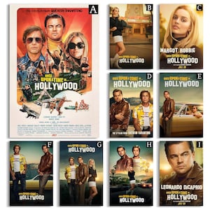 Puede incluir: Una colección de carteles de la película "Érase una vez en Hollywood". Los carteles presentan a los actores Leonardo DiCaprio, Brad Pitt y Margot Robbie. Los carteles tienen un diseño vintage con el título de la película.