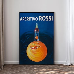 Puede incluir: Cartel publicitario vintage de Aperitivo Rossi. El cartel presenta una botella de aperitivo Rossi y una gran naranja antropomórfica con la lengua fuera. El fondo es azul oscuro, y el texto "APERITIVO ROSSI" está en la parte superior.
