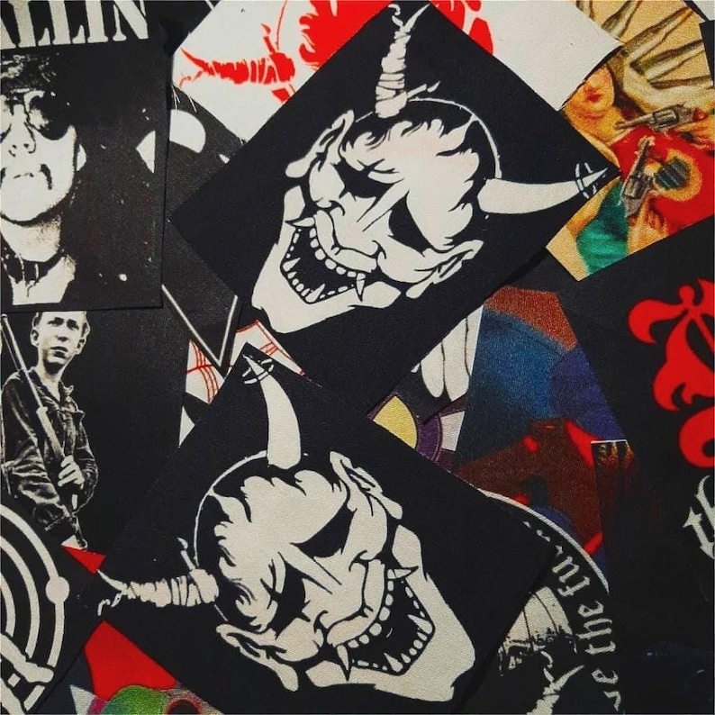 Pu&ograve; includere: Un collage di varie immagini, tra cui un'illustrazione in bianco e nero di una persona con occhiali da sole, una persona che tiene un fucile e un volto di demone bianco e nero. Le immagini sono sovrapposte e si sovrappongono.
