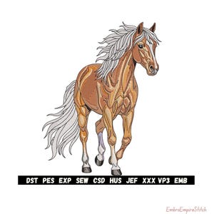 Peut inclure: Une broderie d'un cheval aux tons bruns et beiges, avec une crinière et une queue blanches et fluides. Le cheval est représenté en train de courir sur fond blanc. L'image comprend du texte en bas.