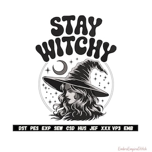 Może przedstawiać: Czarno-biała grafika z napisem "STAY WITCHY" nad ilustracją kobiety w kapeluszu czarownicy. Zawiera również półksiężyc i gwiazdy, z formatami plików haftu wymienionymi poniżej.