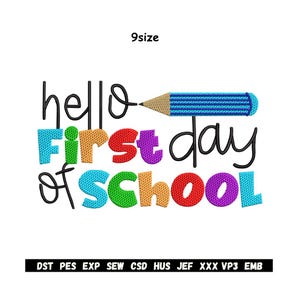 Può includere: Un design ricamato colorato con le parole "hello First day of School" in un carattere giocoso. Una matita blu è presente sopra il testo. Il design include il testo "9size" e vari formati di file.