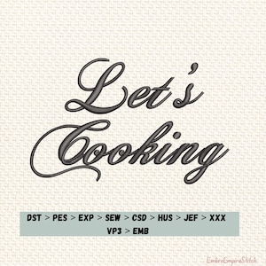 以下が含まれることがあります： 筆記体で「Let's Cooking」と書かれた刺繍デザイン。テキストの下には、ファイルタイプの略語（DST、PES、EXP、SEW、CSD、HUS、JEF、XXX、VP3、EMB）があります。背景は薄いベージュ色の生地です。