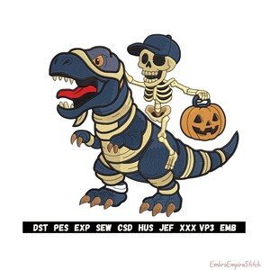 Pode incluir: Ilustração de desenho animado de um dinossauro azul com listras bege e uma língua vermelha, montado por um esqueleto usando um boné de beisebol e segurando uma lanterna de abóbora laranja. A imagem inclui o texto "DST PES EXP SEW CSD HUS JEF XXX VP3 EMB".