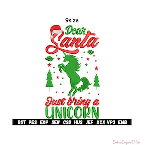 Puede incluir: Un diseño navideño con el texto "Dear Santa, Just bring a Unicorn" en rojo y verde. Un unicornio verde se alza sobre sus patas traseras. El diseño incluye un gorro de Papá Noel, estrellas y árboles de Navidad.