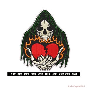 Może przedstawiać: Haftowana naszywka przedstawiająca czaszkę żniwiarza z zielonym kapturem, trzymającą pęknięte czerwone serce. Projekt zawiera płomienie i szkieletowe dłonie. Naszywka ma czarną obwódkę i tekst "DST PES EXP SEW CSD HUS JEF XXX VP3 EMB".