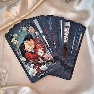 Mazzo di tarocchi "Fiaba invernale" in blu e rosso, carte divinatorie degli Arcani Maggiori a tema romanticismo oscuro, mazzo oracolo floreale medievale, tarocchi artistici della natura.