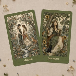 Pode incluir: Duas cartas de tarot retangulares com bordas verdes. A carta da esquerda, rotulada 6 The Lovers, retrata um casal numa floresta com um riacho e animais. A carta da direita, Queen of Wands, mostra uma pessoa segurando um cajado de girassol.
