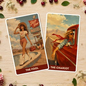Pode incluir: Duas cartas de tarô com ilustrações em estilo vintage. Uma carta mostra uma mulher com chapéu e botas de cowboy, a outra uma mulher em um caminhão vermelho. As cartas são rotuladas como "THE FOOL" e "THE CHARIOT".