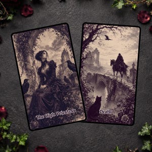 Puede incluir: Dos cartas de tarot rectangulares con un estilo de ilustración gótico en tonos sepia. La carta izquierda muestra a una mujer con vestido oscuro titulada The High Priestess. La derecha muestra una figura encapuchada a caballo, titulada Death.