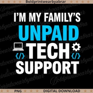 Può includere: Grafica nera con la scritta "I'M MY FAMILY'S UNPAID TECH SUPPORT" in bianco e blu. Include un laptop, un ingranaggio e simboli di codice. Le parole "PNG" e "DOWNLOAD DIGITALE" sono in basso.