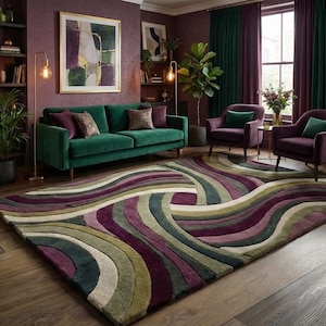 Può includere: Un soggiorno con un grande tappeto colorato con un motivo a onde nei toni del verde, viola e crema. Un divano in velluto verde e due poltrone viola sono disposti attorno al tappeto. La stanza ha pareti viola scuro e accenti dorati.