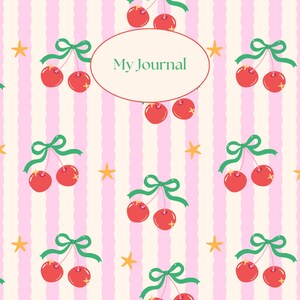 Peut inclure: Une couverture de journal avec un motif répétitif de cerises rouges avec des nœuds verts et de petites étoiles jaunes sur un fond de rayures verticales rose clair. Une étiquette ovale centrale à bordure rouge porte le texte My Journal en vert.