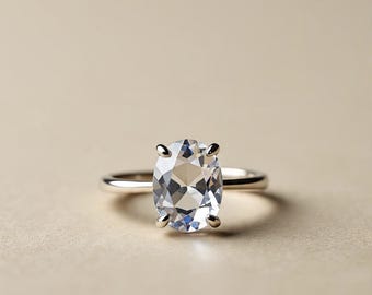 Anillo ovalado de cuarzo cristalino: plata de ley 925, acabado en rodio, claridad minimalista.