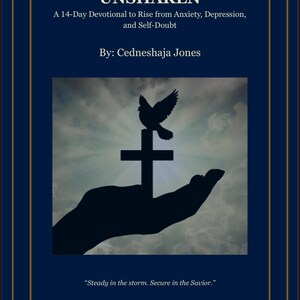 Op de afbeelding: Een marineblauwe boekomslag met gouden randen toont de titel "UNSHAKEN". De omslag bevat een silhouet van een hand die een kruis vasthoudt met een duif erboven. De tekst luidt "A 14-Day Devotional to Rise from Anxiety, Depression, and Self-Doubt".
