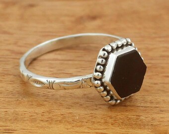 Svarta onyx-hexagonringar, naturlig onyxring, moderna silverringar, onyx-silversmycken, platt bandring, perfekt som present