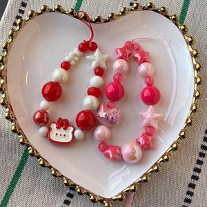 Teddybär oder Katze klobiger Handyanhänger: Armband aus 100% Baumwolle gehäkelte Perlen in rot pink kariert nostalgisch kawaii