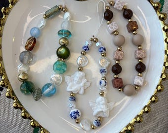 Boho Perlen Handy Anhänger: Kokette Gold, Griechisch, Keramik, Vintage-Stil, Blumen Glas mit Gold