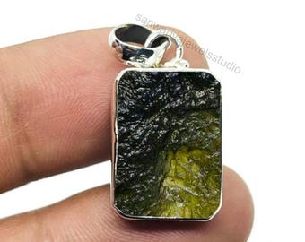 Colar com pingente de moldavita natural em prata de lei, joia checa.