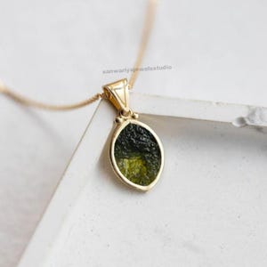 Collar de moldavita diminuta natural, collar de plata esterlina, collar de moldavita marquesa, joyería de moldavita certificada de la República Checa, regalo para ella