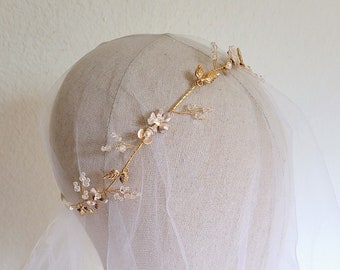 Diadema de vid de hoja de flor delicada dorada. Tiara de tocado de cristal de perlas delicadas para novia. Pieza de pelo de boda Boho inspirada en la naturaleza. camilla