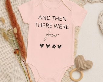 Baby bodysuit “And Then There Were Four” – Organic cotton, family announcement with dog – Birth gift – Minimalist baby bodysuit